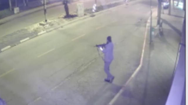 תיעוד פיגוע הירי בחדרה, מתוך מצלמות האבטחה (צילום: מצלמות אבטחה)