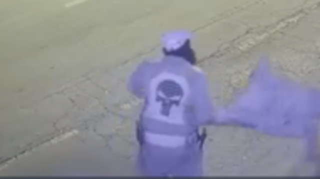 לוגו "המעניש" על חולצת המחבל בחדרה (צילום: מצלמות אבטחה)