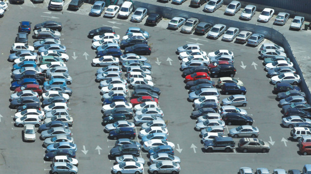 חניון בתל אביב (צילום: נתי שוחט, פלאש 90)