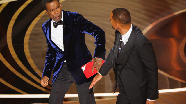 וויל סמית' מכה את כריס רוק (צילום: REUTERS/Brian Snyder)