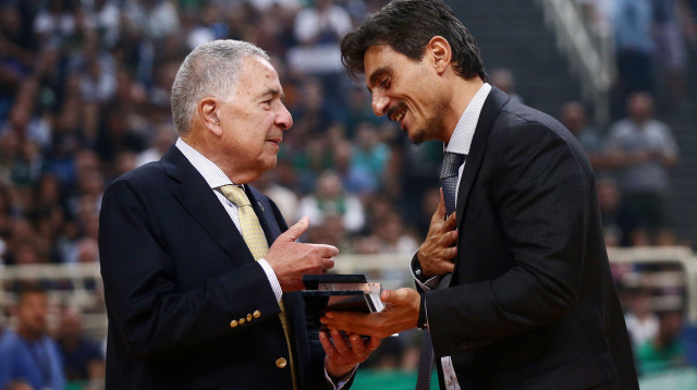 היריבים יישרו איתו קו, אבל מה עם מפעל החיים המשפחתי? דימיטריס ינאקופולוס לצד שמעון מזרחי (צילום: אתר רשמי, Action Images)