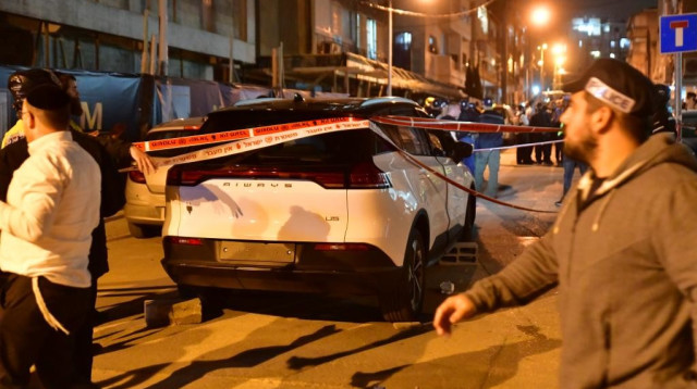 הרכב שנפגע בזירת הפיגוע בבני ברק (צילום: אבשלום ששוני)