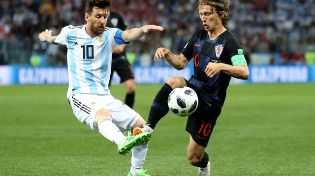 שחקן נבחרת ארגנטינה, ליאונל מסי ליד שחקן נבחרת קרואטיה, לוקה מודריץ', מונדיאל 2018 (צילום: GettyImages, Gabriel Rossi)