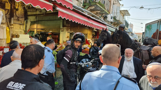 אירוע תקיפת השוטרים בשוק מחנה יהודה (צילום: דוברות המשטרה)