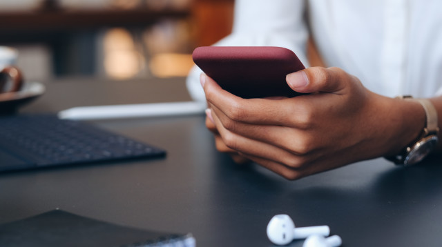 אסמס, מסמסת, וואטסאפ (אילוסטרציה) (צילום: אינגאימג')