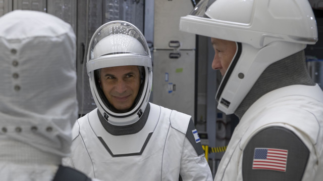 איתן סטיבה בחליפת החלל (צילום: Axiom Space & SpaceX)