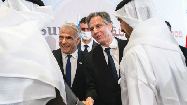 שר החוץ של ארה"ב אנתוני בלינקן ושר החוץ יאיר לפיד מחוייכים בפסגת הנגב (צילום: רויטרס)