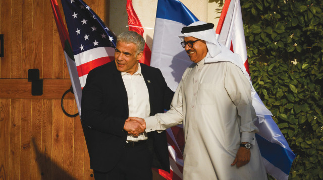 לפיד ושר החוץ הבחרייני א-זיאני (צילום: פלאש 90)