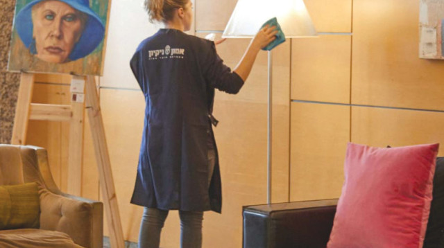 מנקה בבית (צילום: באדיבות אתר מוקד אמון)