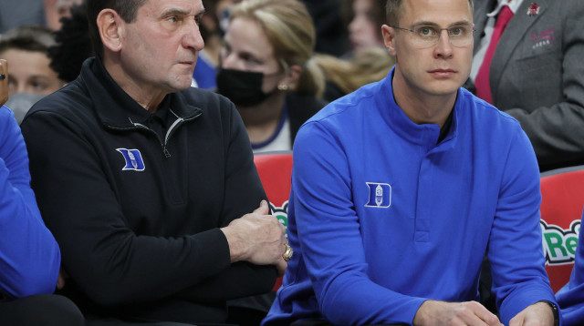 מאמן דיוק מייק ששבסקי עם ג'ון שייר (צילום: GettyImages, Ethan Miller)