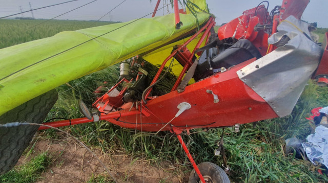 זירת התרסקות המטוס הקל באזור עמק חפר (צילום: דוברות כבאות והצלה נתניה)