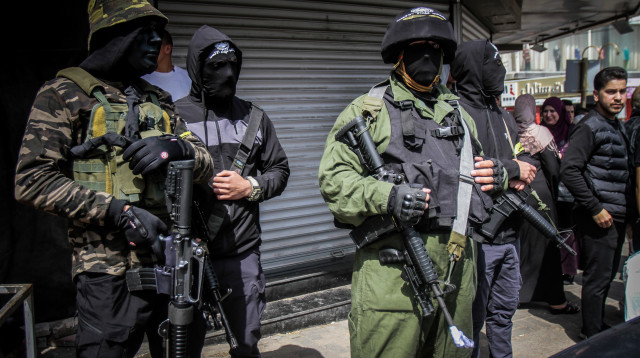 חמושים פלסטינים בהלווייה בג'נין (צילום: נאסר אישתיה, פלאש 90)