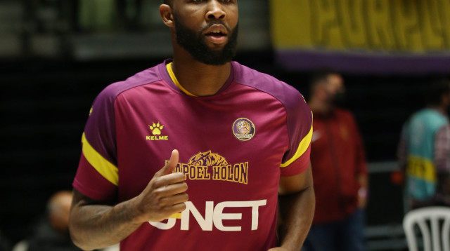 שחקן הפועל חולון, כריס ג'ונסון (צילום: אודי ציטיאט)