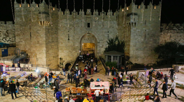 פלסטינים מתאספים בשער שכם (צילום: שלו שלום/TPS)