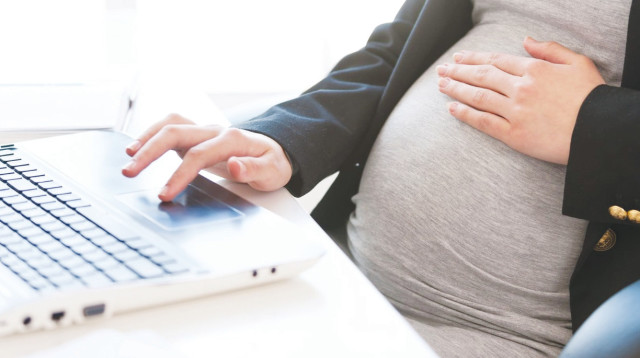 אישה בהריון בעבודה ליד מחשב (אילוסטרציה) (צילום: Shutterstock)