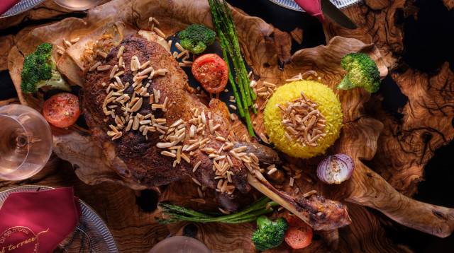 מגש כבש אל טראס (צילום: אנטולי מיכאלו)