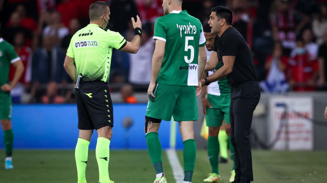 שופט הכדורגל אוראל גרינפלד עם שחקן מכבי חיפה בוגדן פלאניץ' ומאמן  הפועל באר שבע אליניב ברדה (צילום: מאור אלקסלסי)