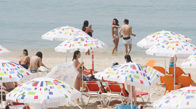 רוחצים בחוף הים (צילום: אבשלום ששוני)