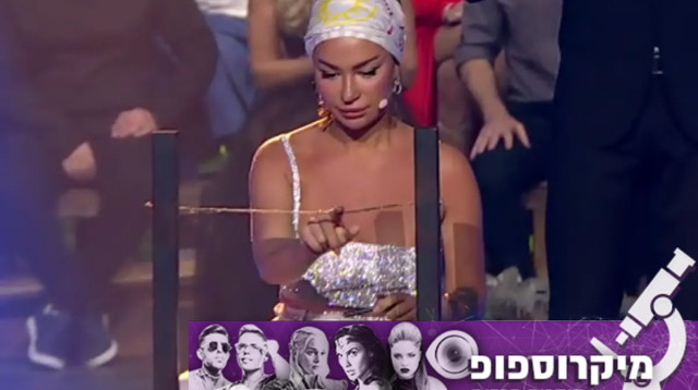 אלה אייבינדר ברגע הזכייה במיליון ב"הישרדות VIP". מיקרוספופ (צילום: צילום מסך רשת 13)