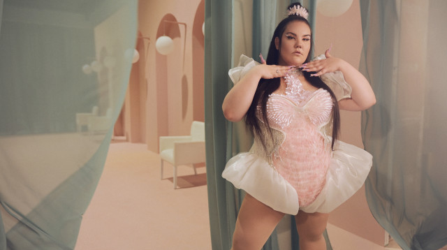 נטע ברזילי (צילום: ערן לוי,עיצוב: Dexsmol)