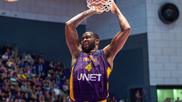 שחקן הפועל חולון כריס ג'ונסון (צילום: ברני ארדוב)