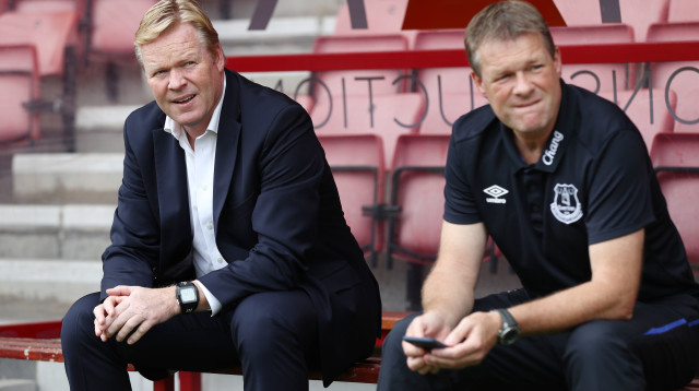 רונאלד קומאן עם אחיו ארווין על ספסל אברטון (צילום: GettyImages, Clive Rose)