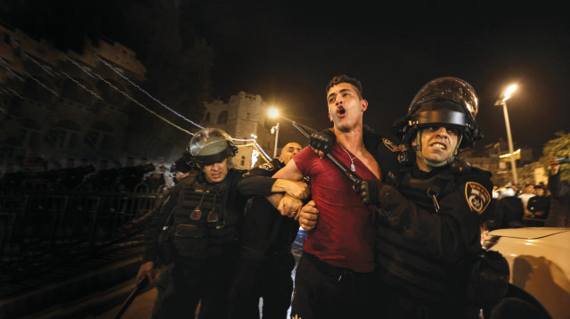 מעצרים בעיר העתיקה, השבוע. "הסכסוך לא מעניין אותם" (צילום: רויטרס)