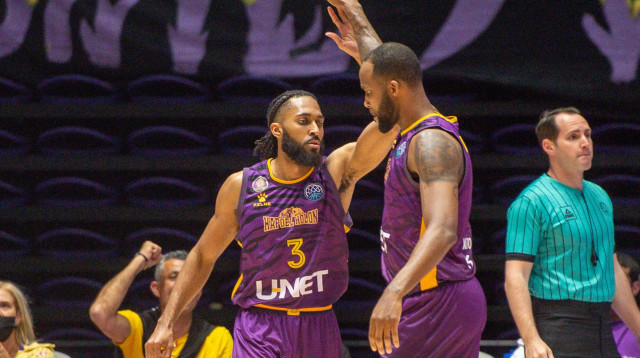 בלטו ברבע הראשון. ג'ונסון וסמית' (צילום: ברני ארדוב)