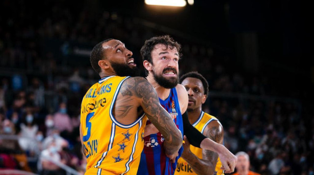 סרטאץ' שאנלי שחקן ברצלונה מול דרק וויליאמס שחקן מכבי תל אביב (צילום: אתר רשמי, אתר ברצלונה בכדורסל)