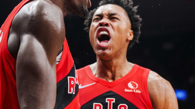 פסקל סיא'ם וסקוטי בארנס חוגגים במהלך הניצחון של טורונטו רפטורס על פילדלפיה (צילום: GettyImages, Mark Blinch)