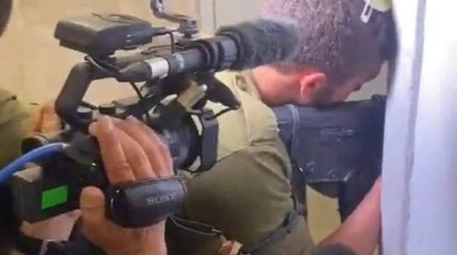 חדשות 12 עם הכוחות בתל אביב  (צילום: צילום מסך חדשות 12)