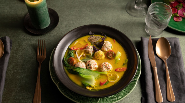 טיב טעם עם מרק טום יאם קניידלעך במיוחד לפסח (צילום: דניאל לילה)