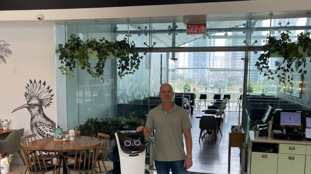 יריב גניס והרובוט (צילום: קובי רחמים)