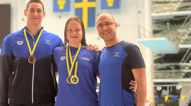 חוזרים עם שלל משבדיה. אנסטסיה גורבנקו, דוד גרצ'יק והמאמן אהוד סגל (צילום: אתר רשמי, איגוד השחייה)