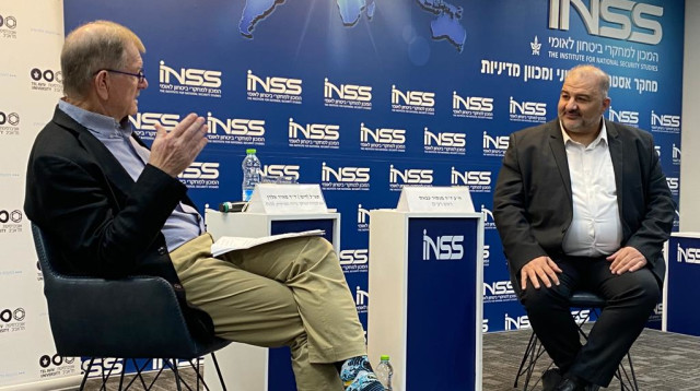 מנסור עבאס בכנס המכון למחקרי ביטחון לאומי (INSS) (צילום: אבשלום ששוני)