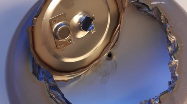 חלק מהכוס התרמית החשודה  (צילום: פרטי)