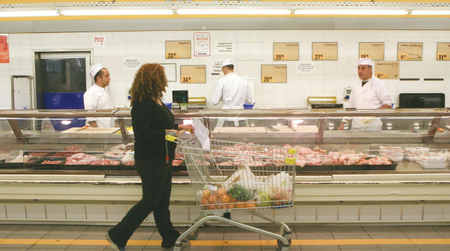 מחלקת הבשר בסופר (צילום: נתי שוחט, פלאש 90)