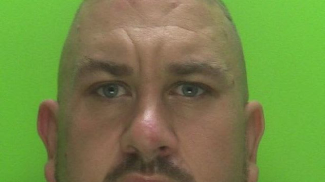 אכזריים ואלימים. אחד החשודים (צילום: צילום מסך, משטרת אנגליה)