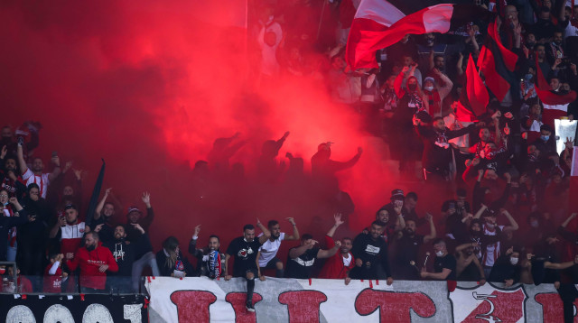 רימון עשן בדרבי החיפאי, אוהדי הפועל חיפה (צילום: מאור אלקסלסי)