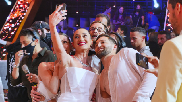 אנה ארונוב, אלכס שטילוב, דוד דביר ונינה סולוביוב בסלפי ניצחון (צילום: קיץ ברבנר)