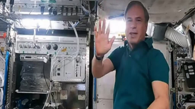 איתן סטיבה בתחנת החלל הבינלאומית (צילום: צילום מסך)