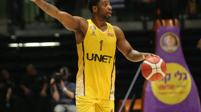 ג'ו רגלנד שחקן הפועל חולון (צילום: אודי ציטיאט)