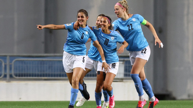 סוף סוף ניצחון. שירה אלינב, משמאל, חוגגת עם החברות (צילום: רויטרס)