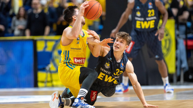 בלאט נאבק על הכדור מול הונדט הערב (צילום: רויטרס)