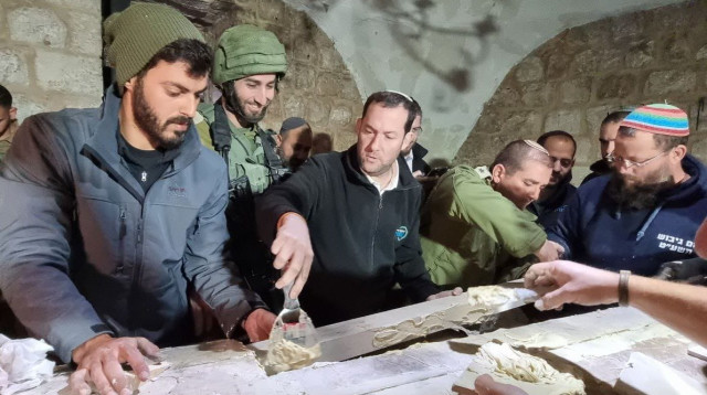 יוסי דגן לצד צוותי הבינוי במתחם קבר יוסף (צילום: מועצה אזורית שומרון,רועי חדי)