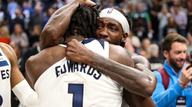 פטריק בברלי אחרי הניצחון של מינסוטה טימברוולבס על הקליפרס (צילום: GettyImages, David Berding)