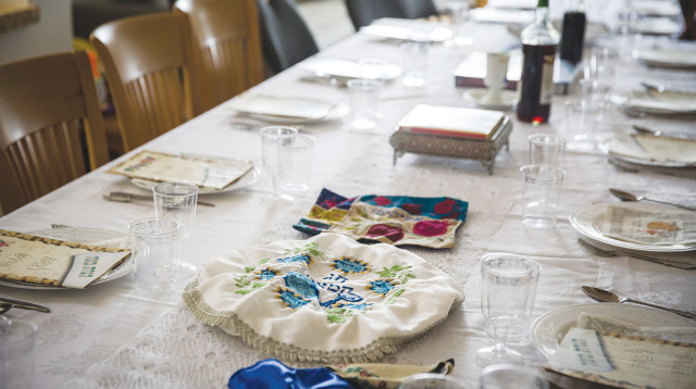 מצות על שולחן חג. סמל הפסח וגם הגורם המרכזי לעצירות (צילום: הדס פרוש)