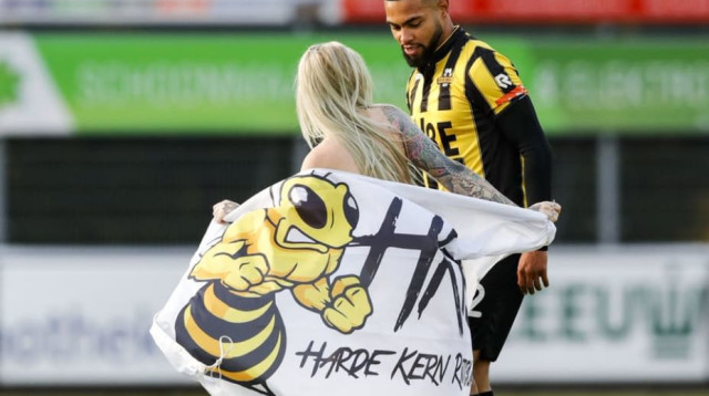 כוכבת פורנו פורצת לדשא במשחק כדורגל (צילום: צילום מסך, טוויטר)