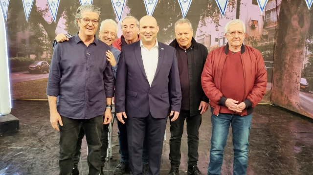 נפתלי בנט ואנשי זהו זה (צילום: מתוך כאן 11)