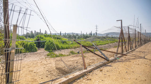 פרצה בגדר ההפרדה סמוך למבוא חורון (צילום: יוסי אלוני, פלאש 90)